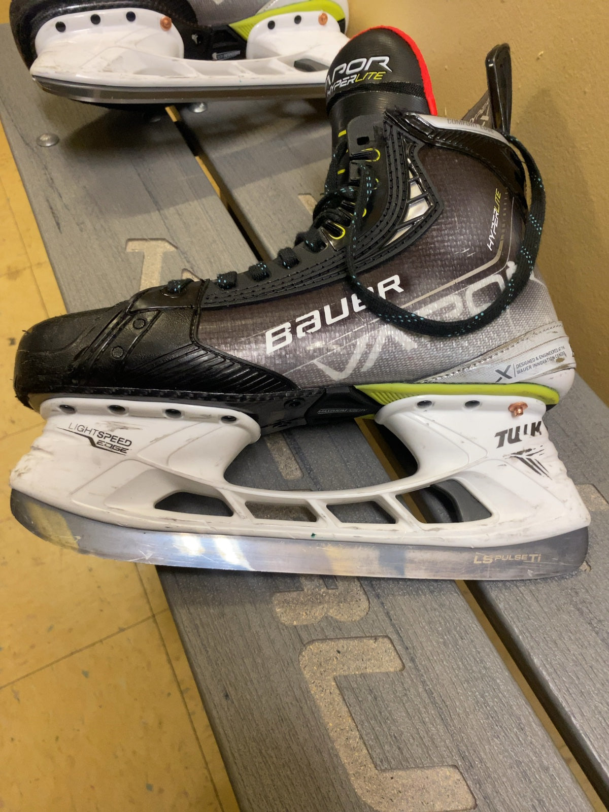 Bauer Vapor Hyperlite Ice Hockey Skates Size 7.5