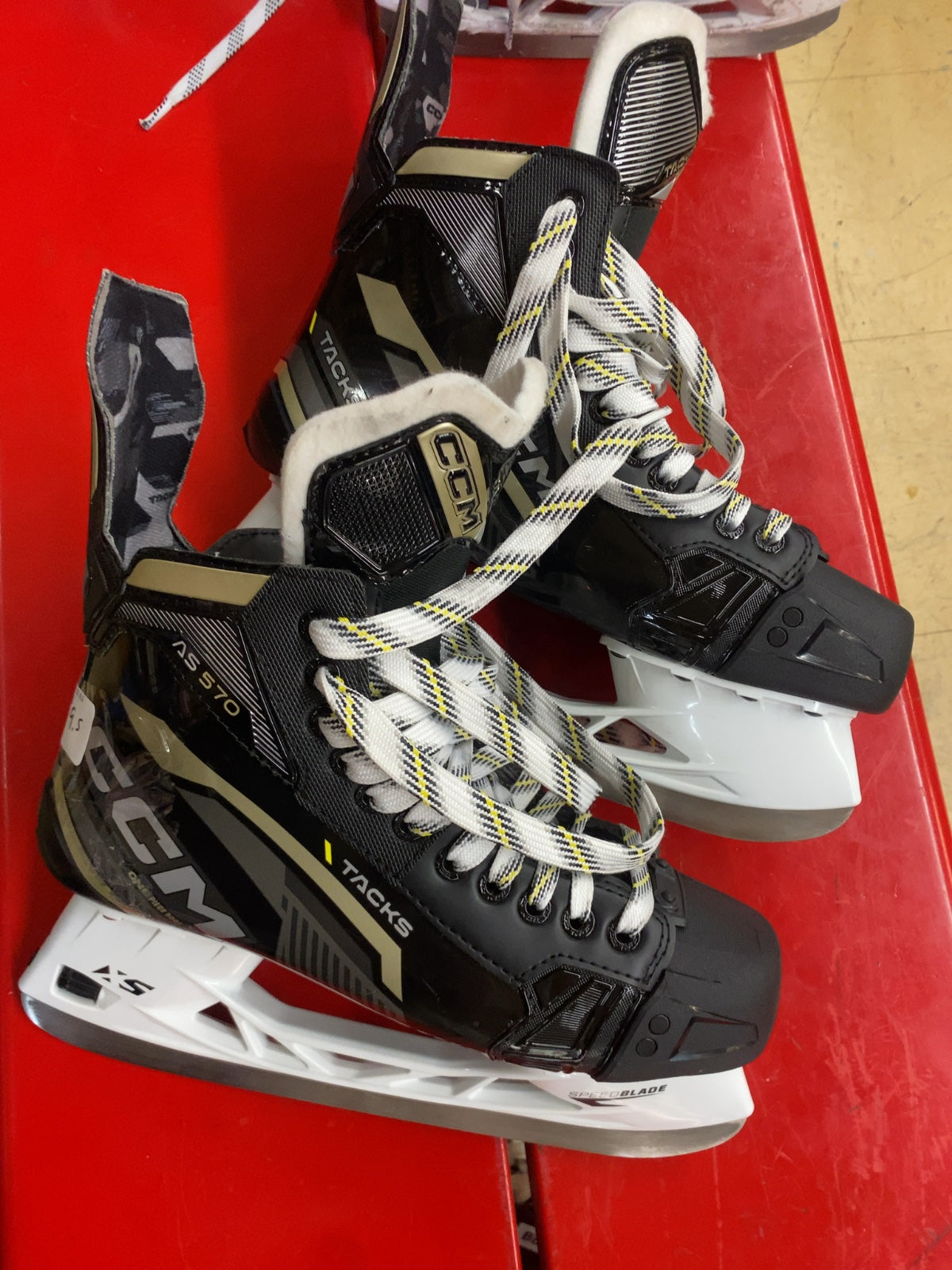 CCM Tacks AS 570 Senior Ice Hockey Skates Size 9.5 Regular