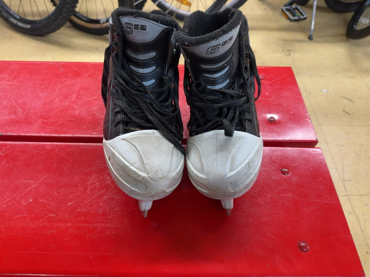 CCM 652 Super Tacks Goalie Skates Size 5.5