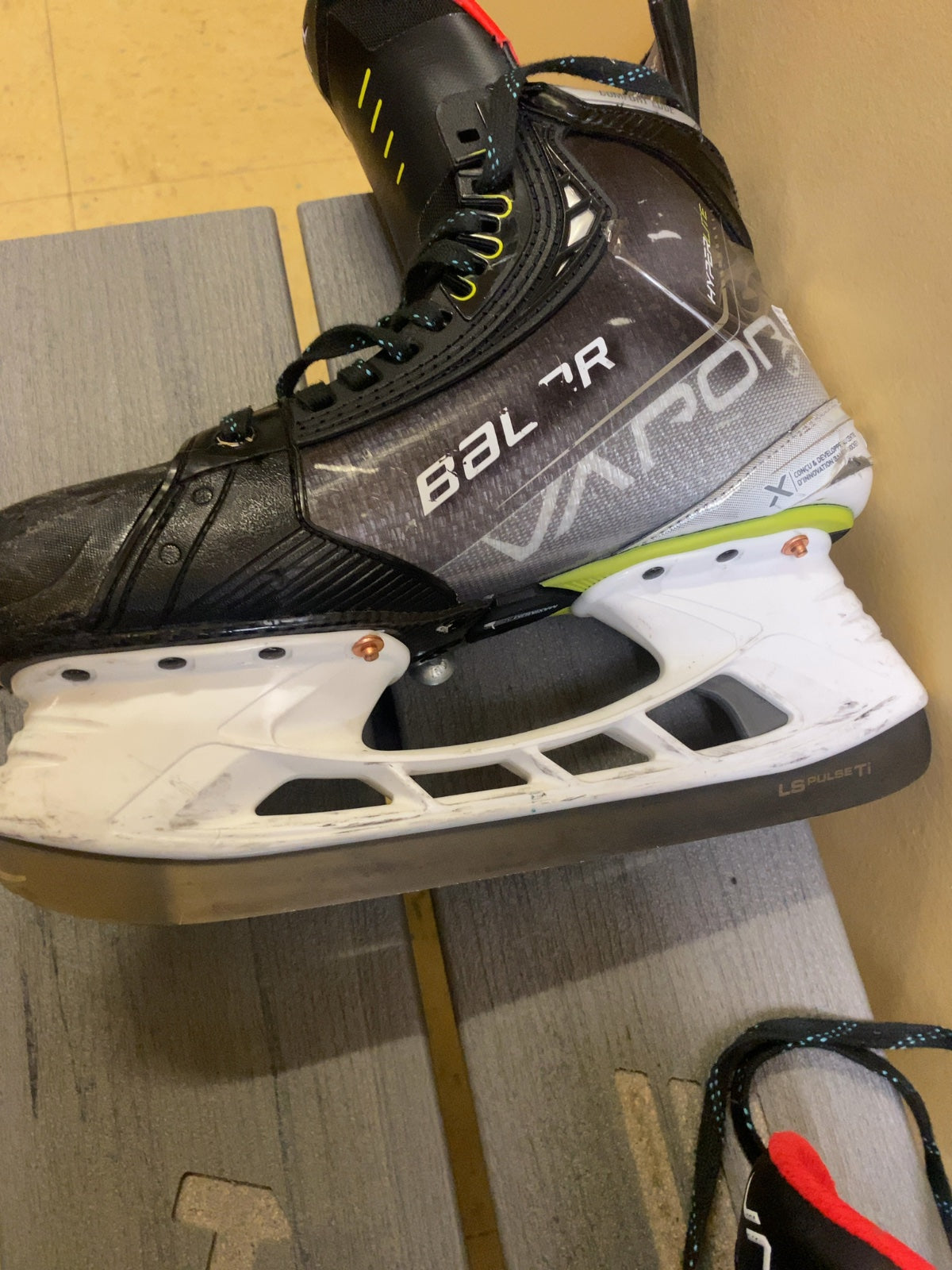 Bauer Vapor Hyperlite Ice Hockey Skates Size 7.5