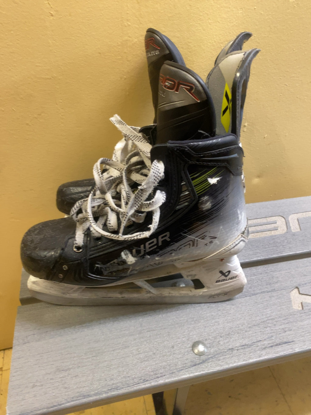 Bauer Vapor Hyperlite 2 Ice Hockey Skates Size 6 Fit 1