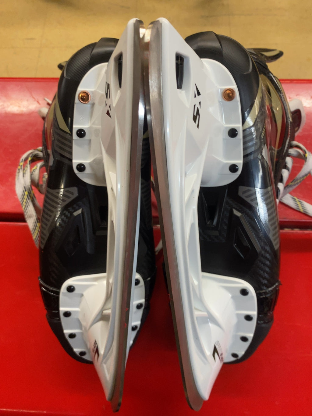 CCM Tacks AS 570 Senior Ice Hockey Skates Size 9.5 Regular