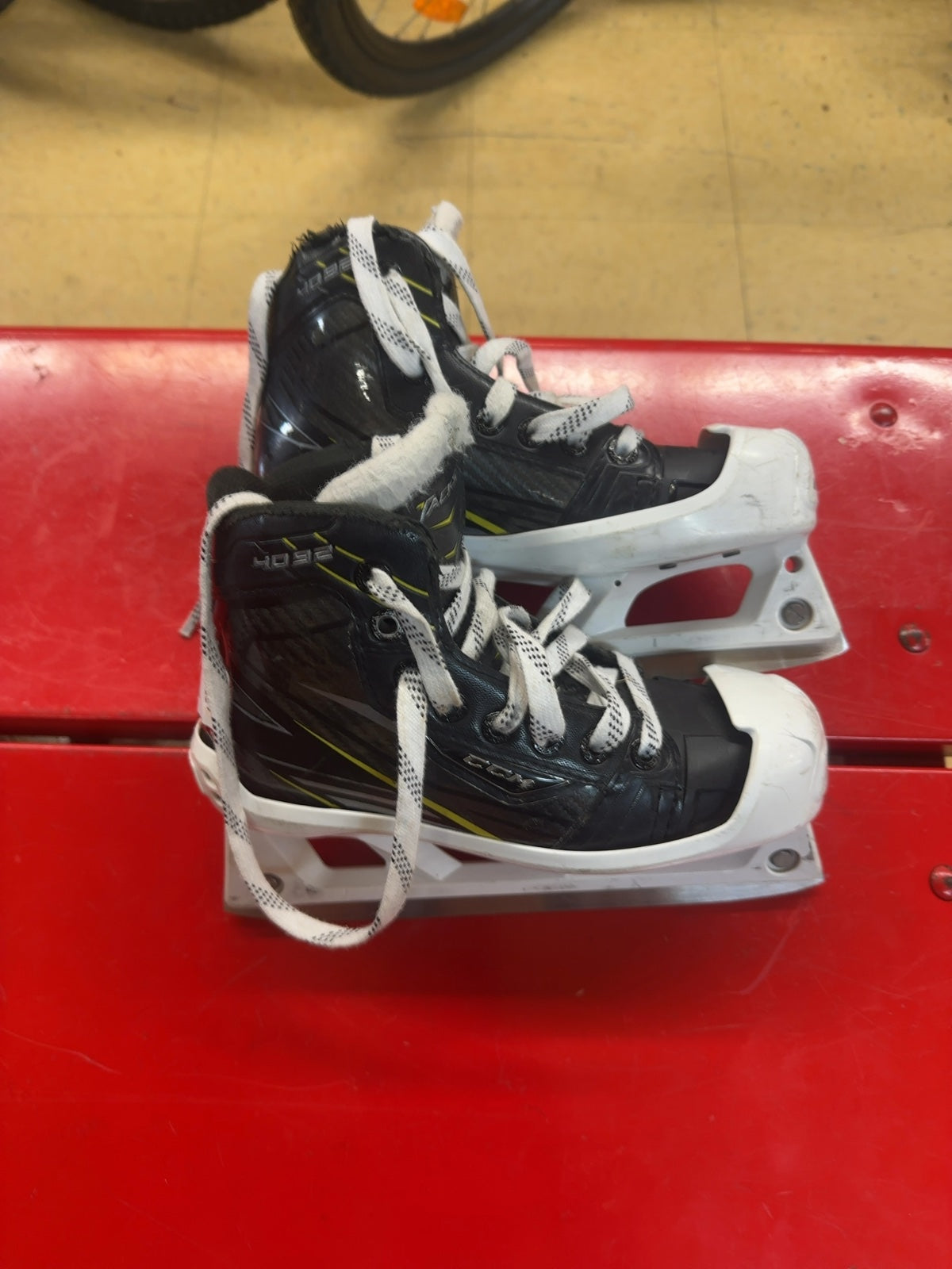 CCM Tacks 4092 Youth Goalie Ice Skates Size Y13