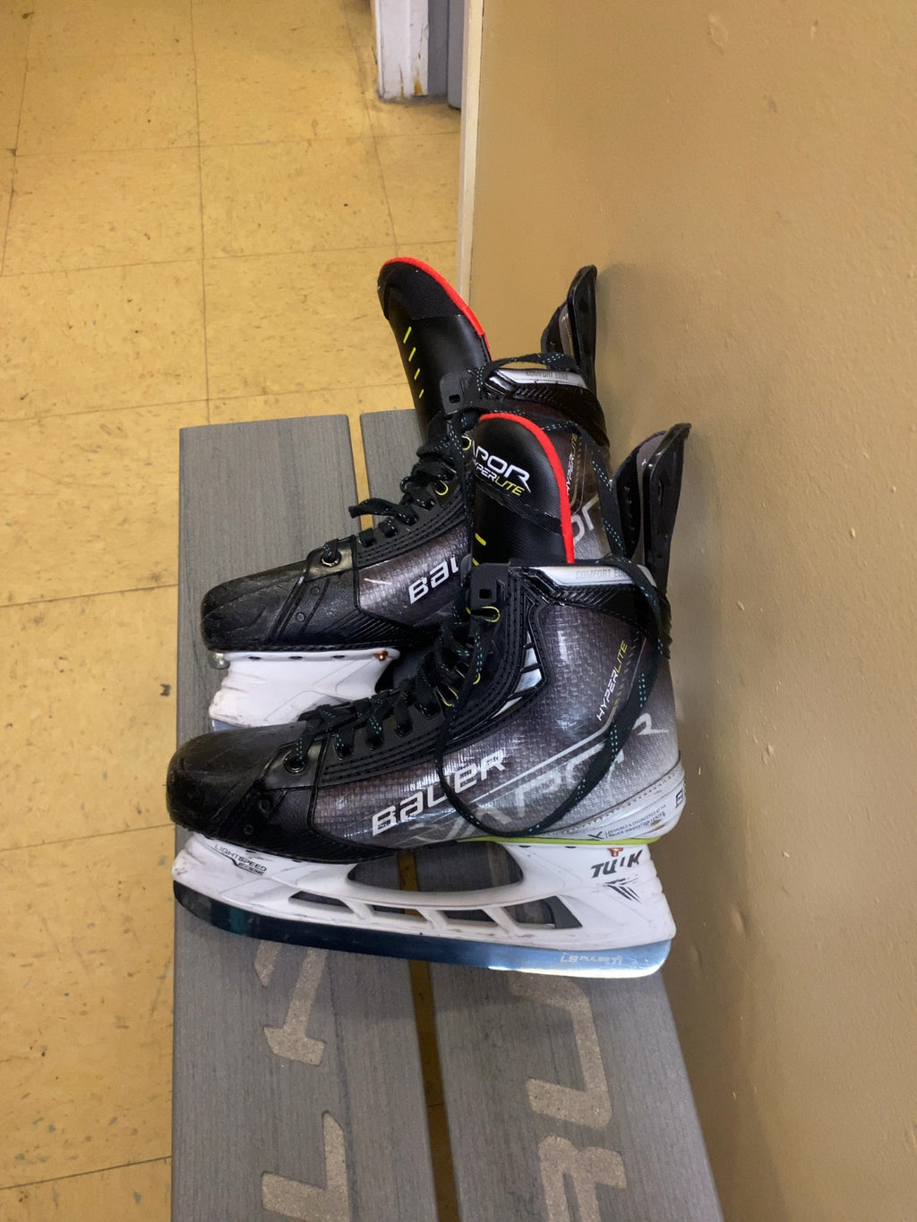 Bauer Vapor Hyperlite Ice Hockey Skates Size 7.5