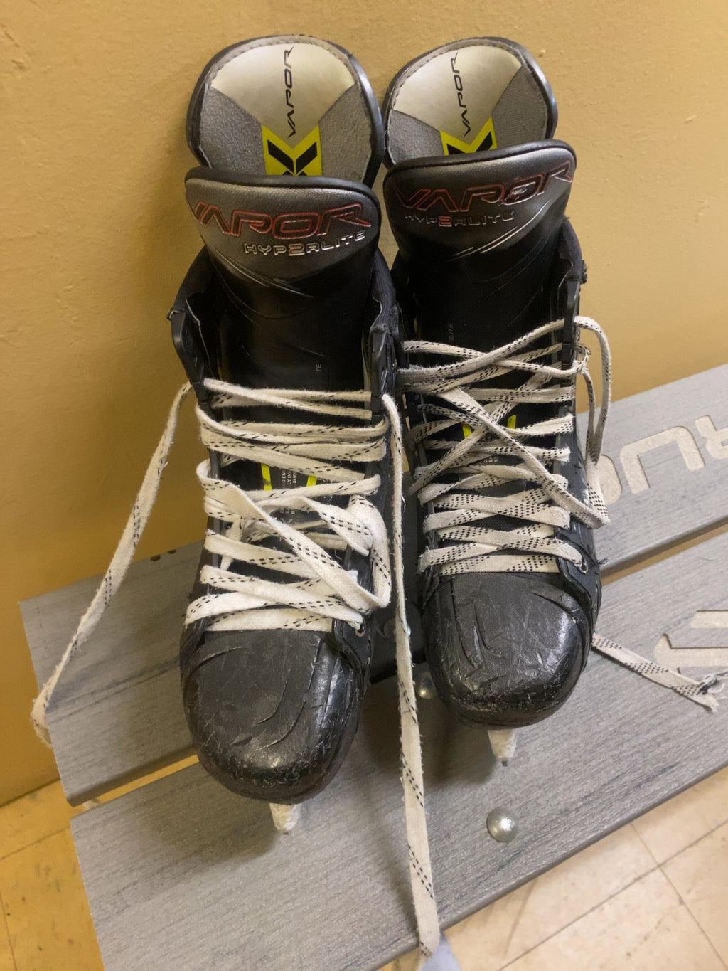 Bauer Vapor Hyperlite 2 Ice Hockey Skates Size 6 Fit 1