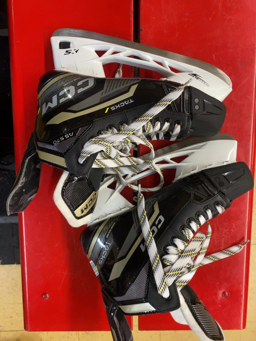CCM Tacks AS 570 Senior Ice Hockey Skates Size 9.5 Regular
