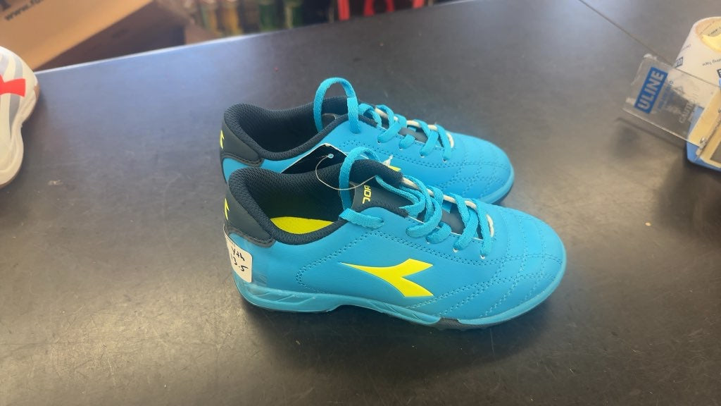 Diadora 6-Play Jr Soccer Shoes - Size 13.5 Youth-brand new