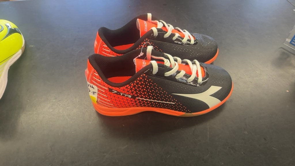 Diadora 7TRI Indoor Soccer Shoes - Youth 13.5 -brand new