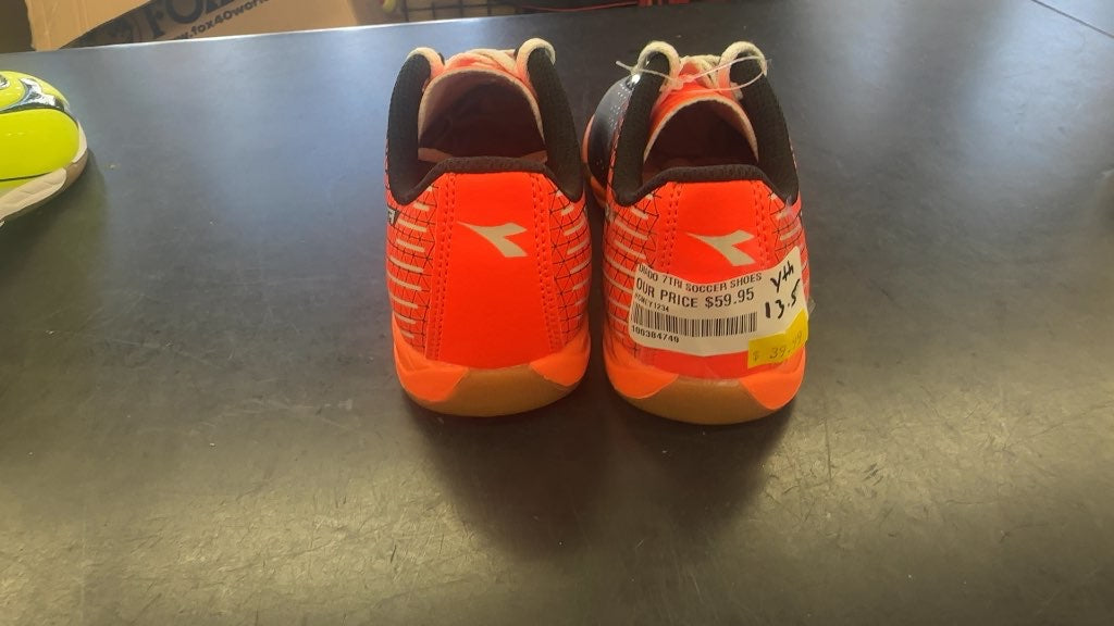 Diadora 7TRI Indoor Soccer Shoes - Youth 13.5 -brand new