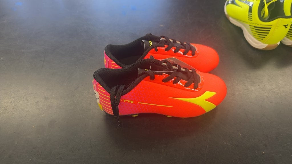 Diadora 7TRI Youth Soccer Shoes size 13.5