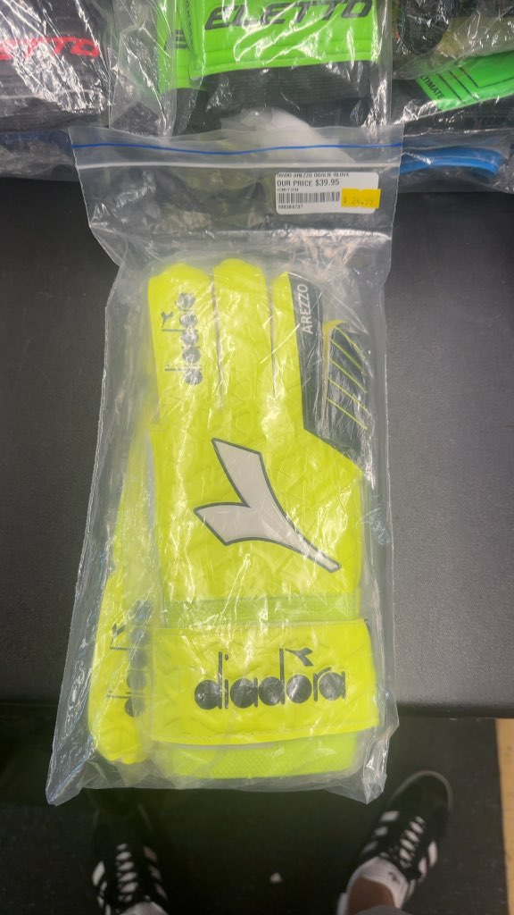 Diadora Arezzo Soccer Goalie Gloves - Medium-brand new
