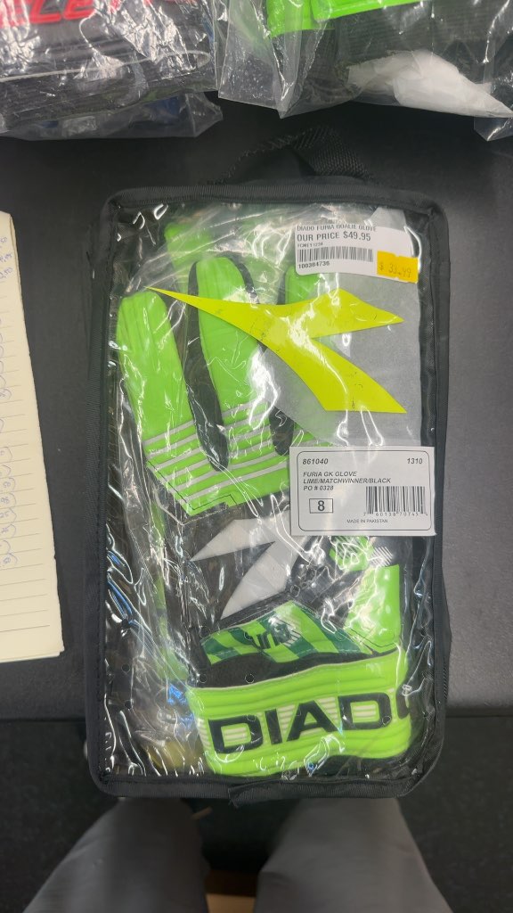 Diadora Furia Goalkeeper Gloves - Size 8
Brand new