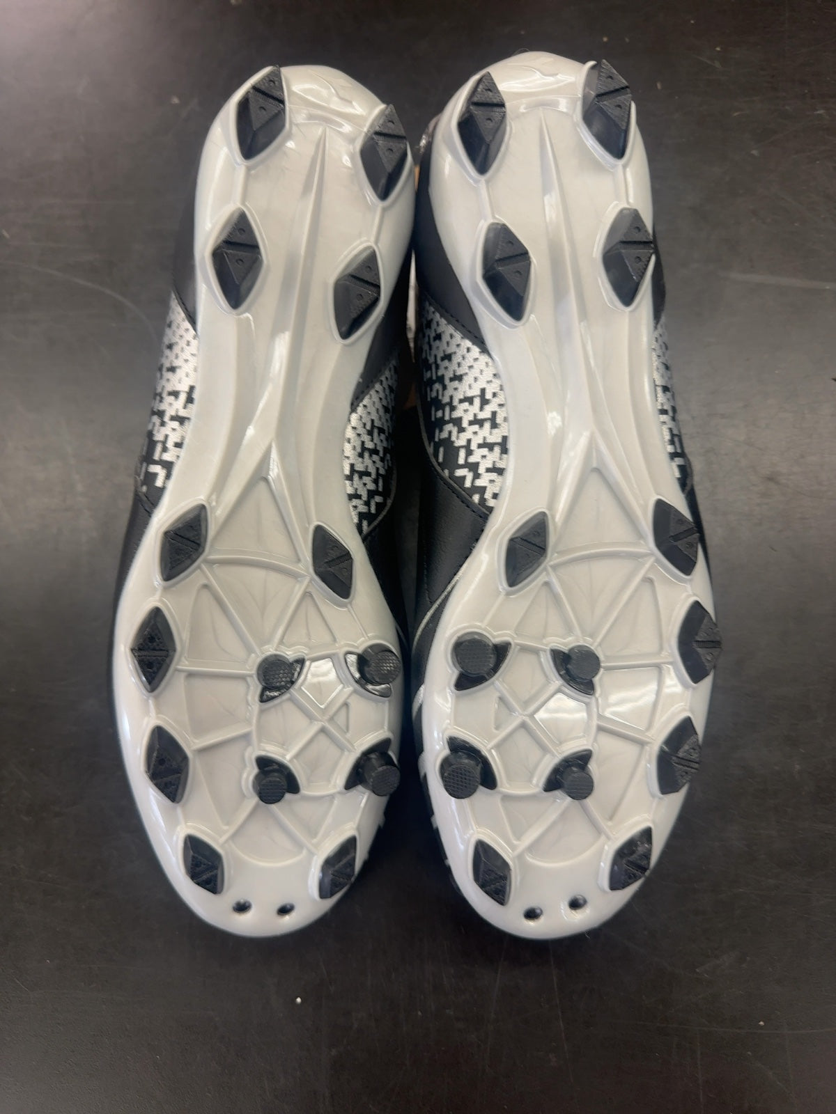 Diadora Maximus Elite Soccer Cleats - Black/Silver
Brand new with tags
