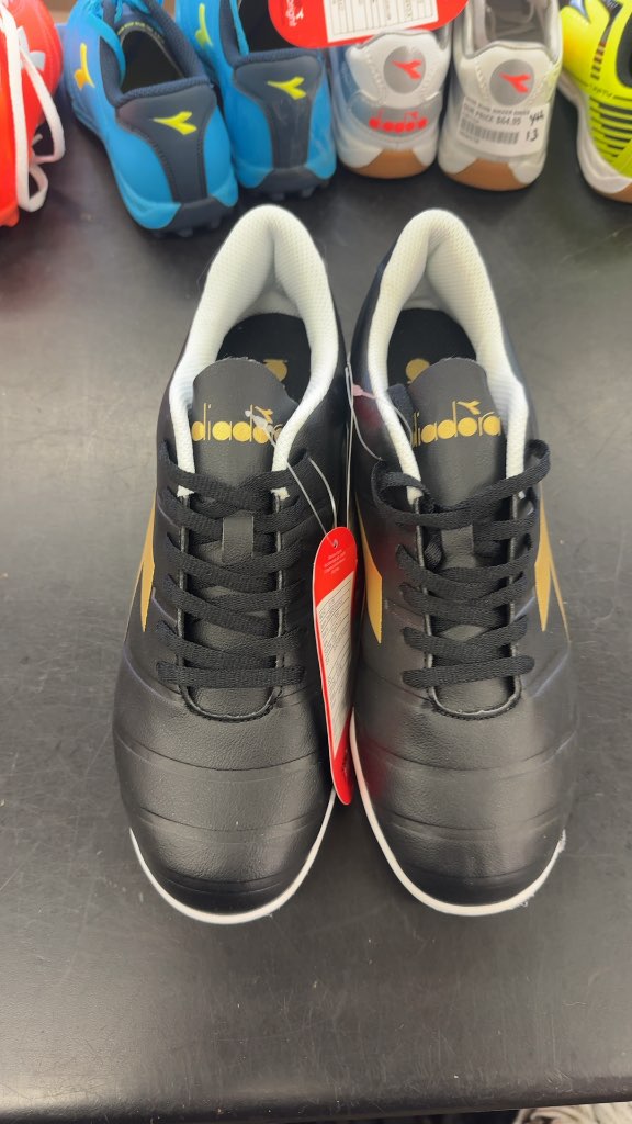 Diadora Pichichi SR Soccer Shoes
Brand new indoor shoes