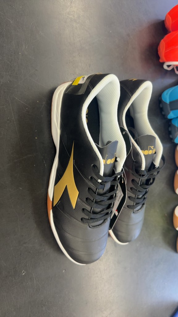 Diadora Pichichi SR Soccer Shoes
Brand new indoor shoes