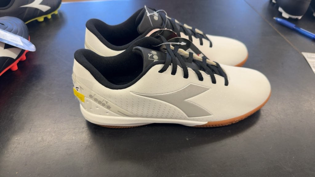 Diadora Pichichi SR Soccer Shoes - Size 8.5
Brand new  indoor shoes