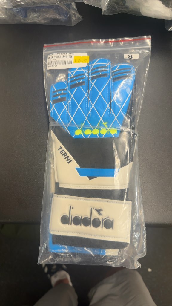 Diadora Terni Goalie Gloves - Size 8 
Brand new