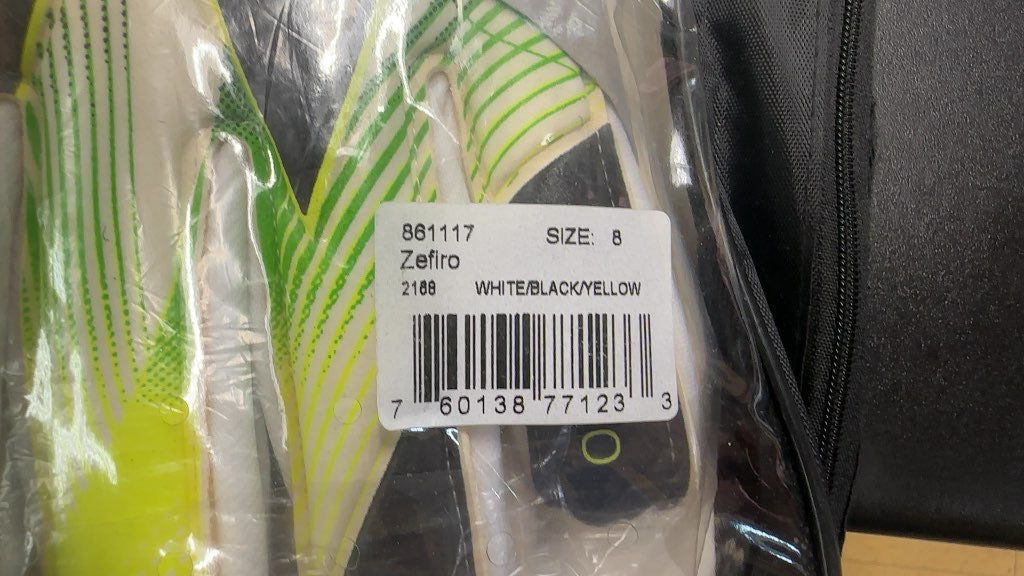 Diadora Zefiro Goalie Gloves - Size 8
Brand new