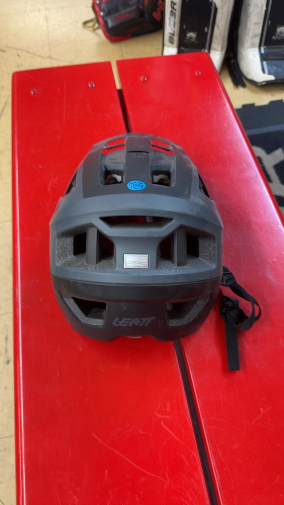 Leatt All MTN 4.0 Bike Helmet - Large
Brand new with tags