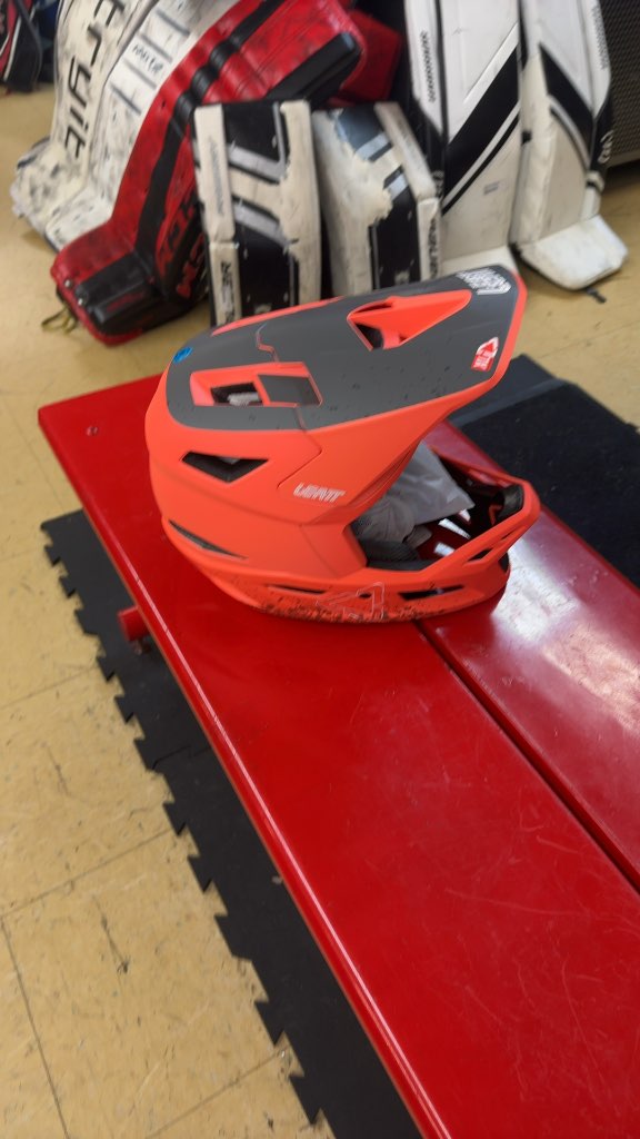 Leatt Gravity 4.0 MTB Helmet - XL - Orange
Brand new with tags