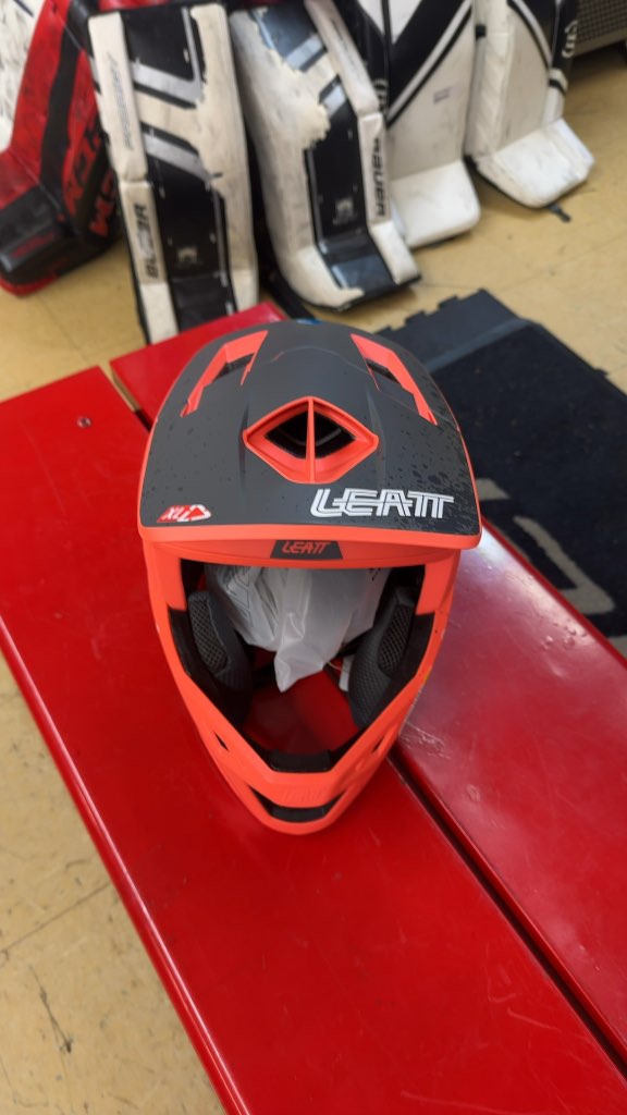 Leatt Gravity 4.0 MTB Helmet - XL - Orange
Brand new with tags