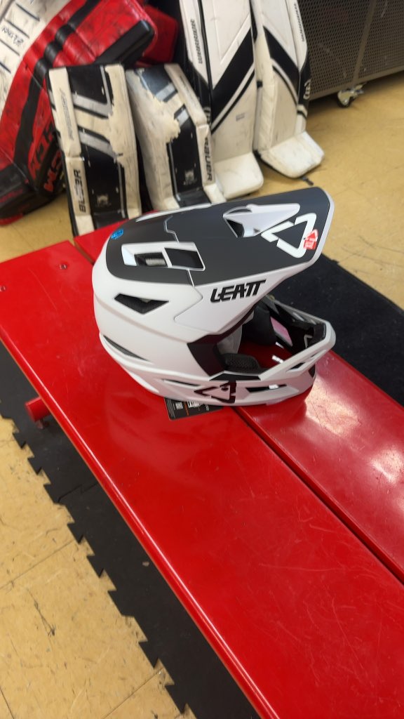Leatt Gravity 4.0 MTB Helmet - XL - White/Black-
Brand new