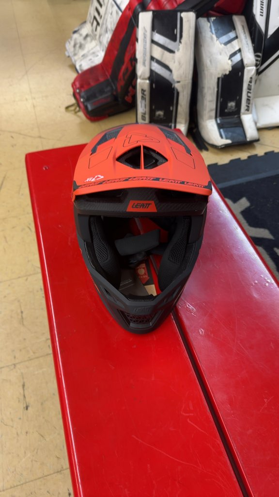 Leatt Gravity 6.0 Carbon Full Face Helmet - XL - Orange/Black
Brand new with tags