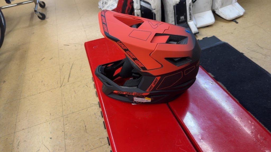 Leatt Gravity 6.0 Carbon Full Face Helmet - XL - Orange/Black
Brand new with tags