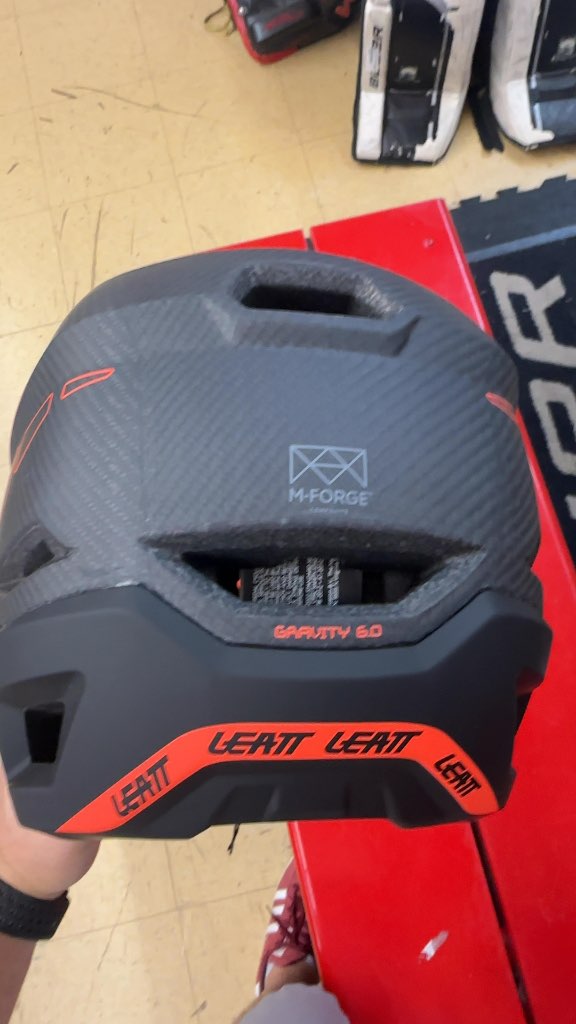 Leatt Gravity 6.0 Carbon Full Face Helmet - XL - Orange/Black
Brand new with tags