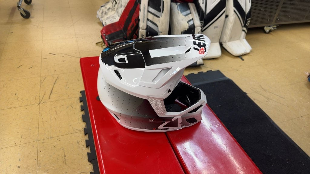 Leatt Gravity 8.0 MTB Helmet - White/Black - XL brand new