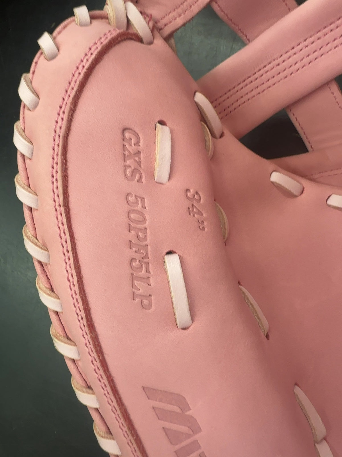Mizuno MVP Prime FP 34" Fastpitch Softball Catcher's Mitt - Pink

Brand new( two small spots by the logo)