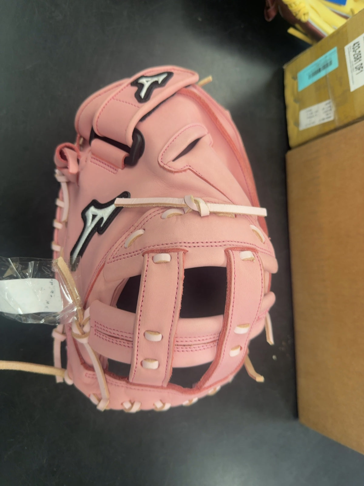 Mizuno MVP Prime FP 34" Fastpitch Softball Catcher's Mitt - Pink

Brand new( two small spots by the logo)