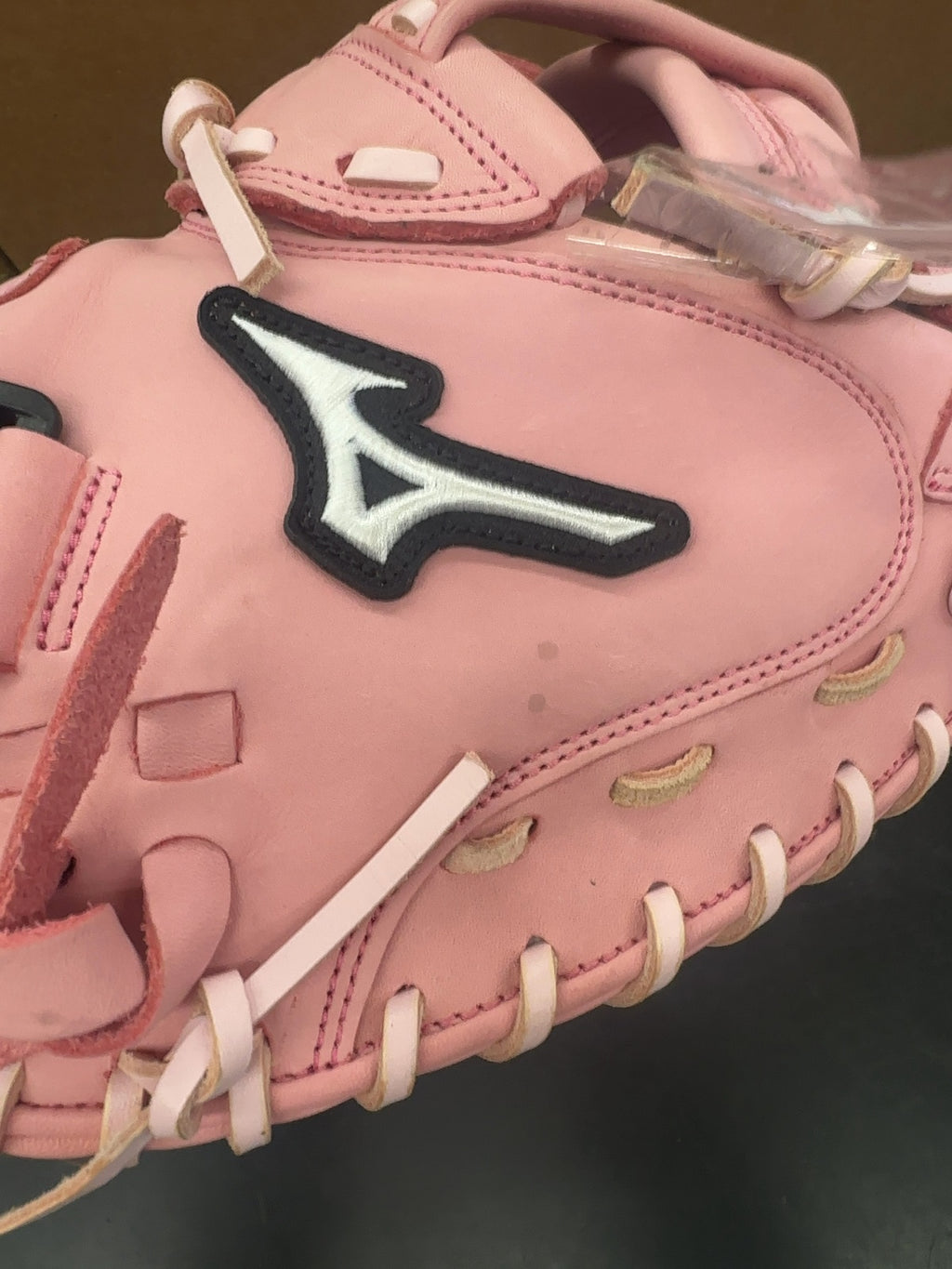 Mizuno MVP Prime FP 34" Fastpitch Softball Catcher's Mitt - Pink

Brand new( two small spots by the logo)