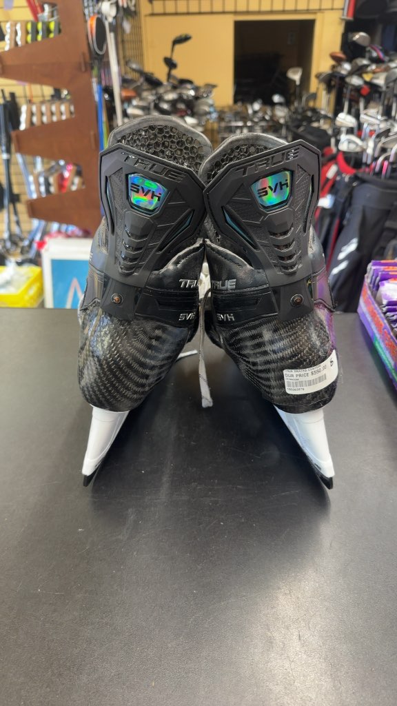 TRUE Hockey Skates SVH Custom Brand new Size 8

Never worn pro custom skates size 8