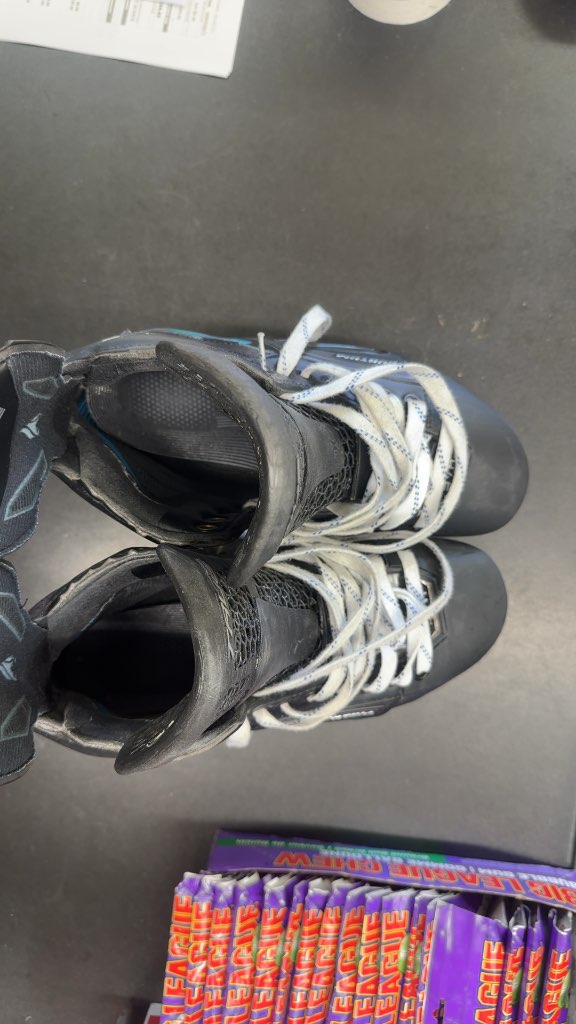 TRUE Hockey Skates SVH Custom Brand new Size 8

Never worn pro custom skates size 8
