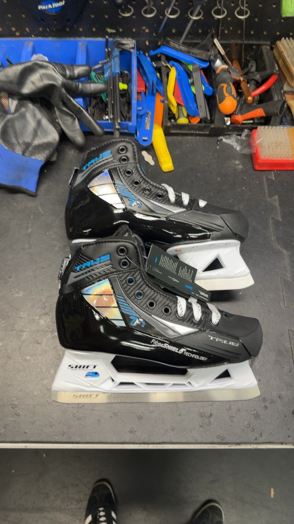 TRUE Hockey TF7 Size 6 Wide-Brand new in Box