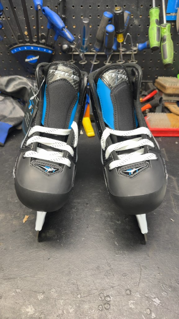 TRUE Hockey TF7 Size 6 Wide-Brand new in Box
