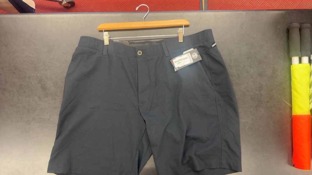 Under Armour HeatGear Golf Shorts Navy New With Tags Size 42